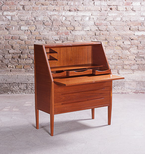 Secrétaire scandinave en teck massif, designer Nils Jonsson, circa 1960