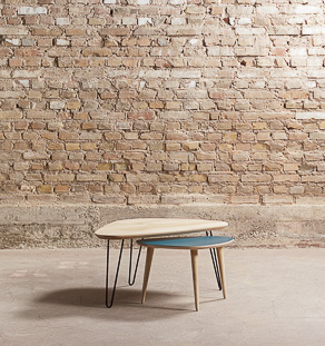 Duo de tables basses scandinave alliant chêne massif et stratifié bleu pétrole
