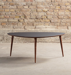 Table basse avec pieds en chêne massif teinte teck et plateau bleu de prusse (110x80cm)