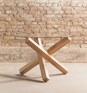 Table à manger en verre et piétement mikado en chêne massif