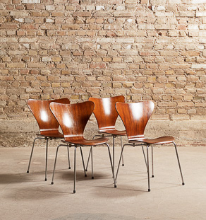 4 chaises séries 7, N°3107 par Arne Jacobsen pour Fritz Hansen, papillon en teck, Danemark, circa 1955