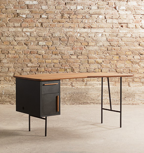 Bureau sur-mesure, plateau et poignée iroko massif, pied acier noir, caisson valchromat huilé