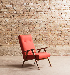 Fauteuil vintage en bois massif, relooké avec un tissu en feutrine rouge, circa 1960