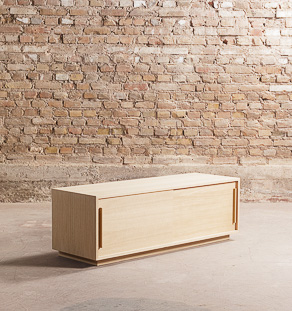 Meuble bas sur-mesure 2 portes, pieds style plinthe et étagères en chêne