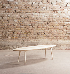 Table basse ovale sur-mesure, sur pieds compas, en frêne massif local (160x50cm)