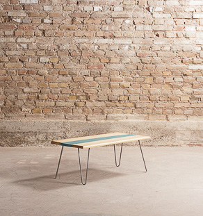 Table basse rectangle sur-mesure, résine epoxy, chêne massif, pieds épingle acier