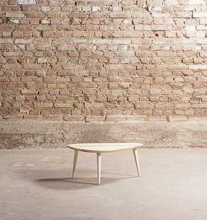 Table basse tripode classique sur-mesure, en frêne massif, sur pieds compas (75x50cm)