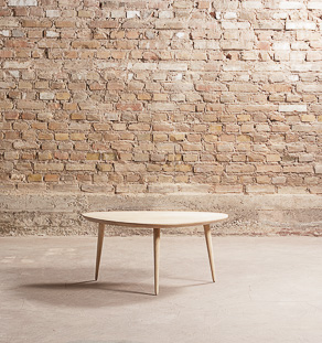 Table basse tripode classique sur-mesure avec pied compas, en chêne massif (90x60cm)