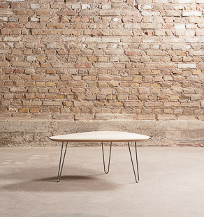Table basse tripode en chêne massif sur pieds épingles en acier (95x65cm)