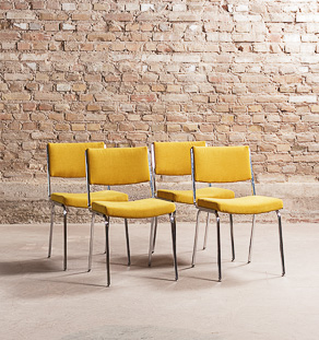 4 chaises vintage sur piétements chromés, assises et dossiers rénovés en tissu jaune ocre, circa 1960