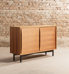 Buffet de rangement sur-mesure avec portes coulissantes en teck