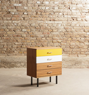 Commode sur-mesure, style vintage, en teck composée de 4 tiroirs, 4 pieds en acier noir mat et 4 poignées chromées