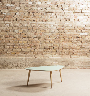 Table basse tripode sur-mesure, plateau stratifié vert de gris et pieds compas en chêne massif (95x65cm)
