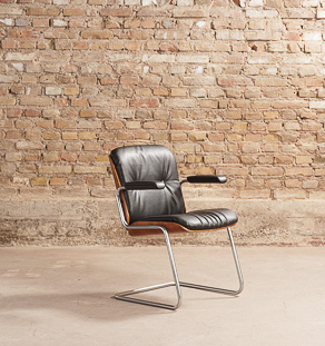 Fauteuil de bureau en simili cuir noir, circa 1960