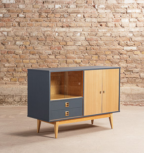 Buffet bas composé d'une vitrine, d'une double-porte et de 2 tiroirs relooké en bleu