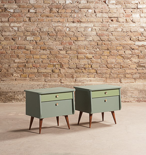 Paire de chevet vintage composée d'un abattant et d'un tiroir, relookée dans des teintes de vert