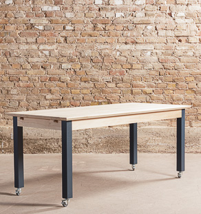 Table à manger sur-mesure en hêtre massif avec rallonges latérales, pieds sur roulettes rotatives