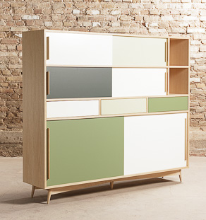 Buffet haut / Vaisselier en chêne disposant de nombreux rangements peints en blanc et dégradé de vert