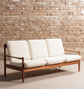 Canapé scandinave 3 places en hêtre massif entièrement restauré d'un tissu bouclé crème