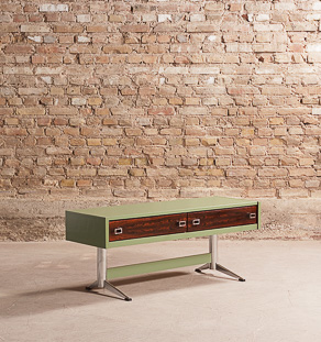 Meuble TV vintage restauré en vert avec placage palissandre et pieds en métal