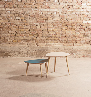 Duo de tables basses scandinaves ailliant stratifié rose et bleu sur pieds compas en chêne massif local