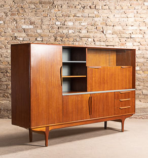 Grand buffet en teck disposant de nombreux rangements