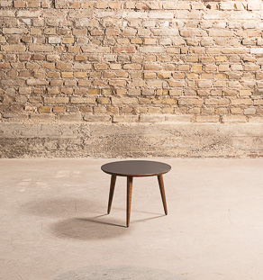 Table basse ronde avec un plateau noir (Ø 50cm)