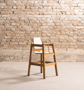 Chaise haute d'enfant en hêtre massif teinté, assise et dossier en simili cuir crème, certification TÜV.