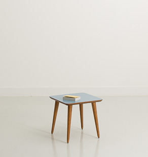 Petite table basse carrée bleu clair avec pied tournés en chêne (40x40cm)