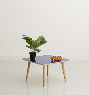 Table basse sur-mesure carré avec plateau en stratifié bleu brillant sur pieds compas en chêne massif