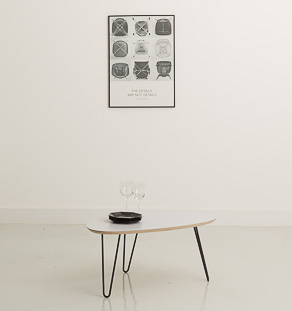 Table basse en stratifié gris clair avec pieds métal noir (80x55cm)