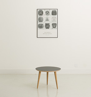 Table basse stratifié de chez Fénix avec pieds en chêne massif (⌀50cm)