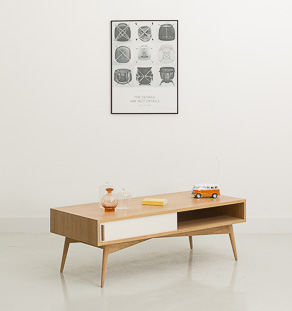 Table basse avec un caisson en chêne équipé de 2 portes coulissantes, piétement en chêne massif