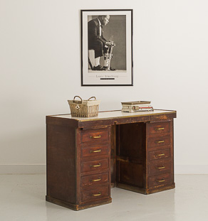 Petit comptoir vintage en bois teinté avec 2 tablettes et 10 tiroirs
