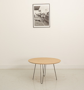 Table basse ronde en chêne avec pieds en métal (⌀80cm)