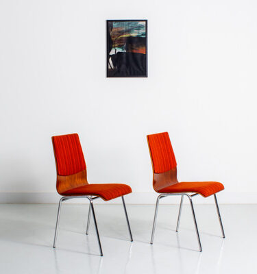 Lot de 2 chaises vintage avec un piétement en acier chromé, dossier et assise en teck