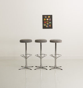Lot de 3 tabourets vintage en tissu gris et pieds en acier chromé