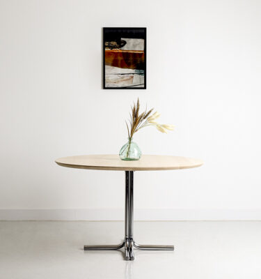 Table à manger ronde en sycomore avec un piètement en métal qui s'intègre parfaitement dans une cuisine. Le plateau à été réalisé par notre menuisier.