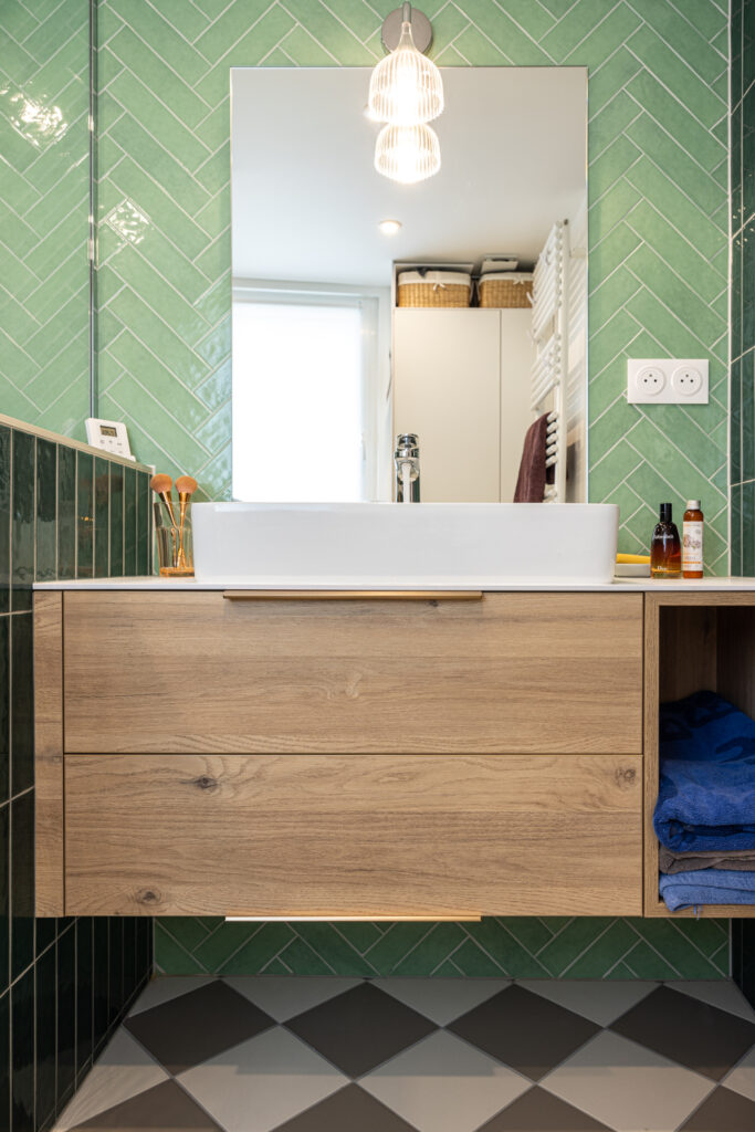 Meuble de salle de bain conçu par notre menuiserie sur mesure.